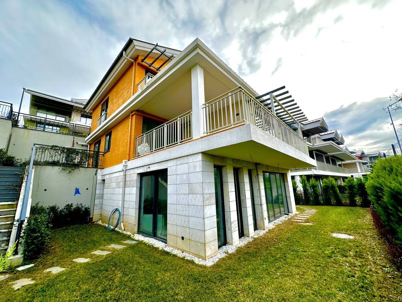 330m2 Büyük Bahçeli 5+2 Müstakil B-Villa