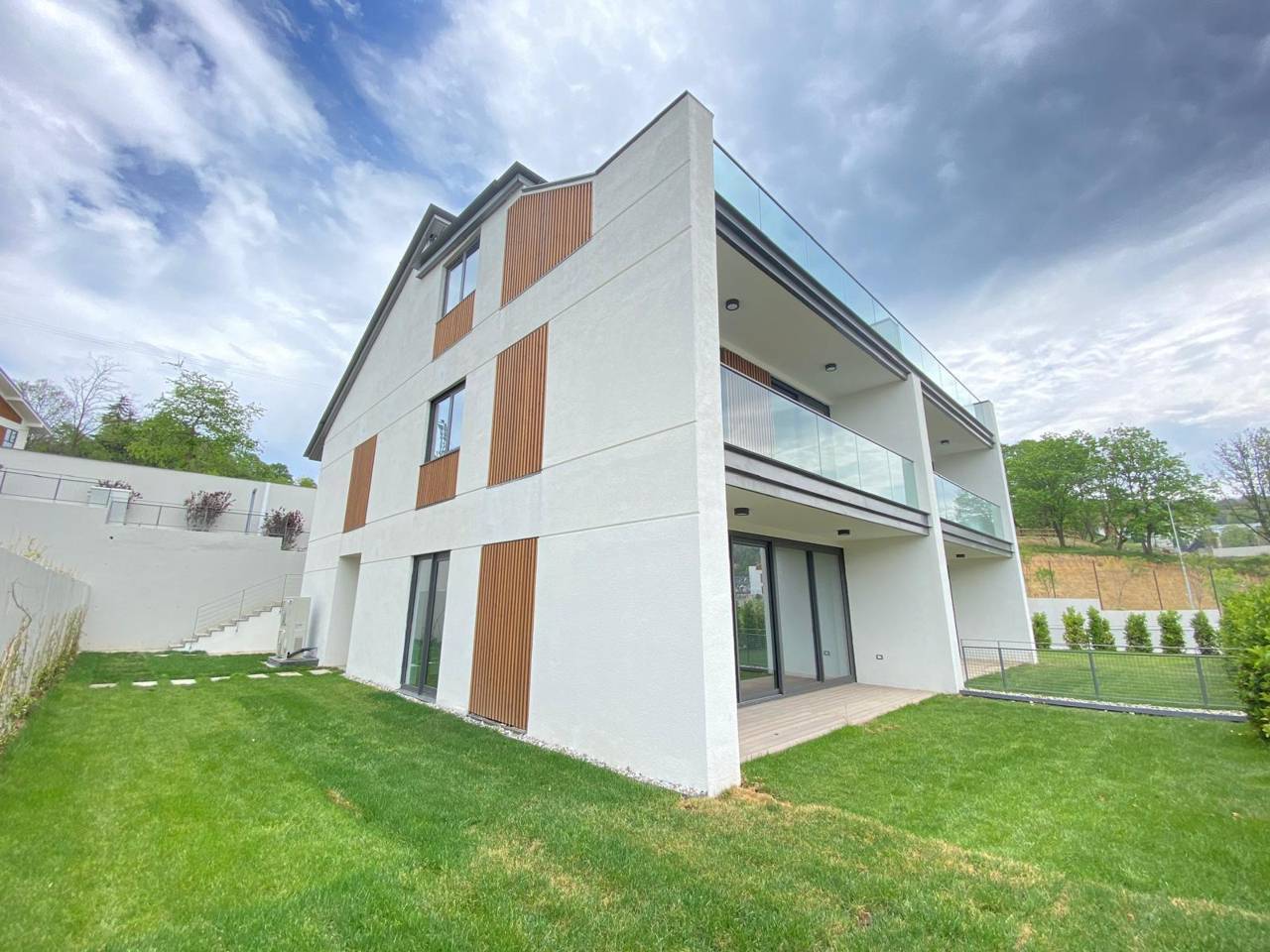 KÖY Zekeriyaköy Asansörlü ve Garajlı 6+1 İkiz Villa